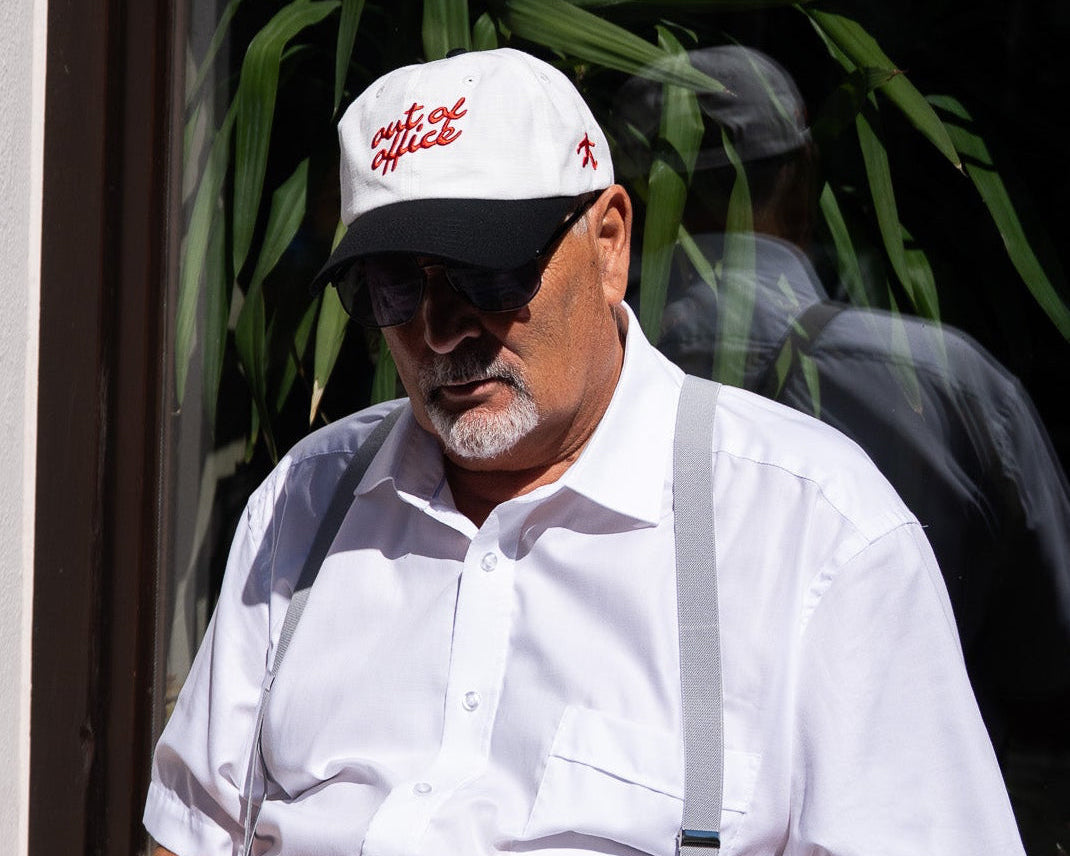 Out of Office Cap in Offwhite, getragen