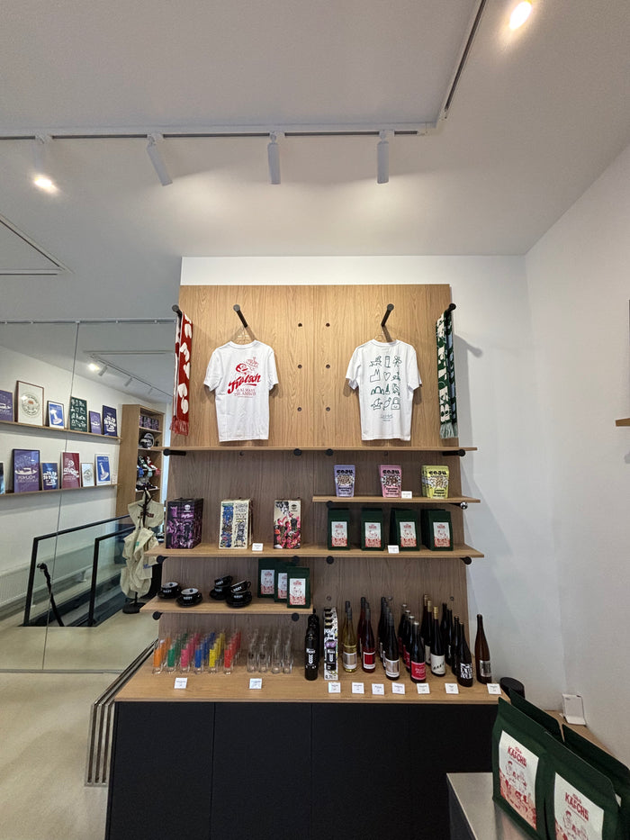 Regal mit Shirts und Flaschen im koelnistkool Store