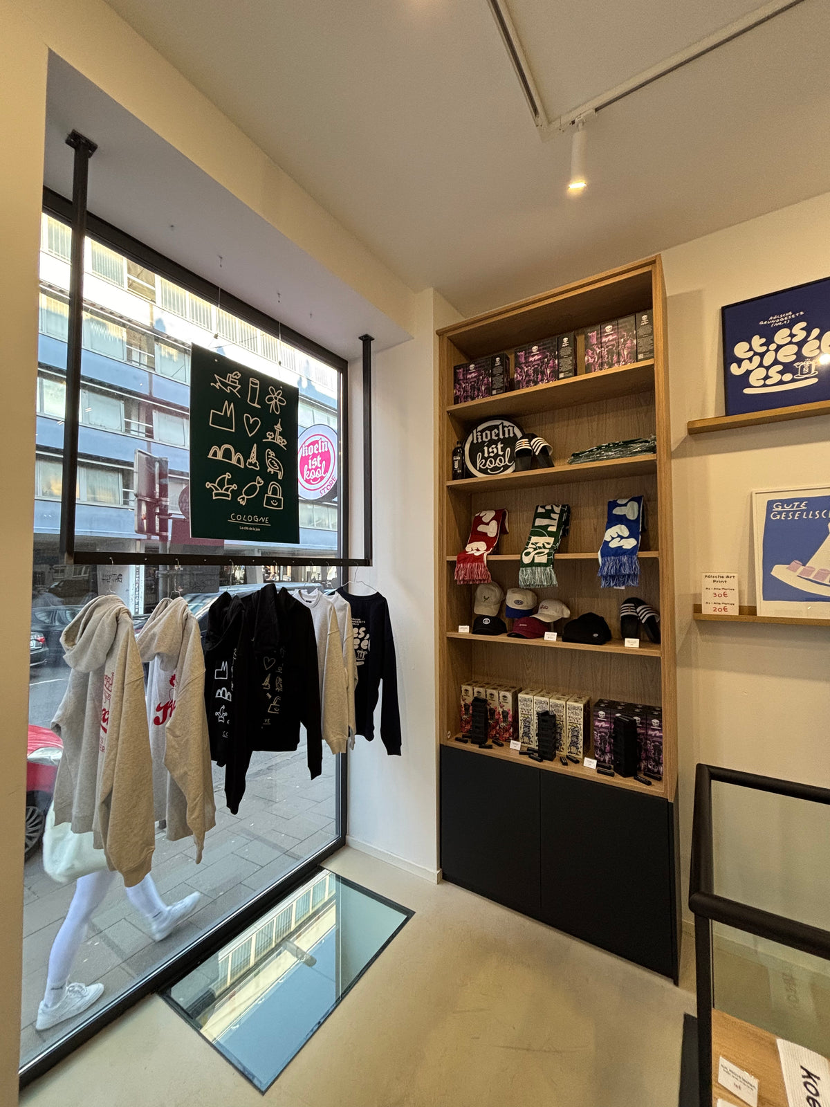 Verkaufsraum im koelnistkool Store mit Kleiderstange und Regalen